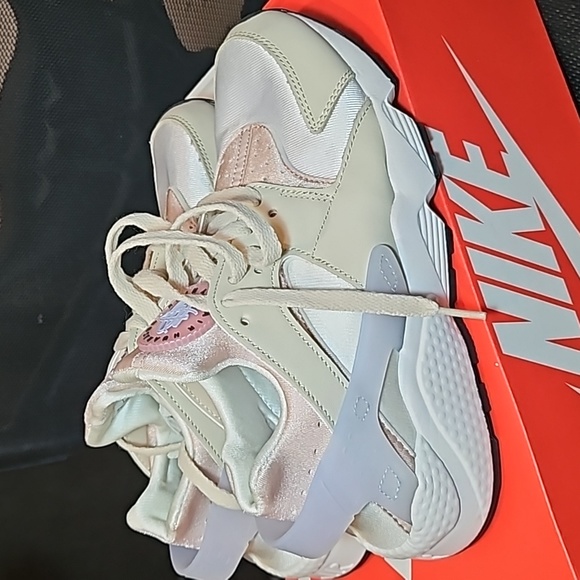 Nike Women Air Huarache Size 8 US Sandrift/Rose - Picture 4 of 7